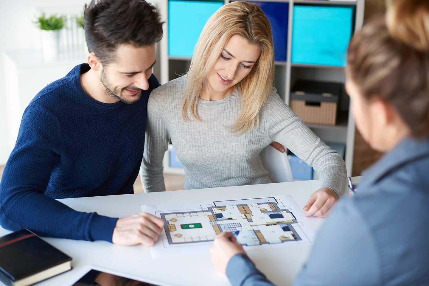 Asesor inmobiliario atendiendo a pareja